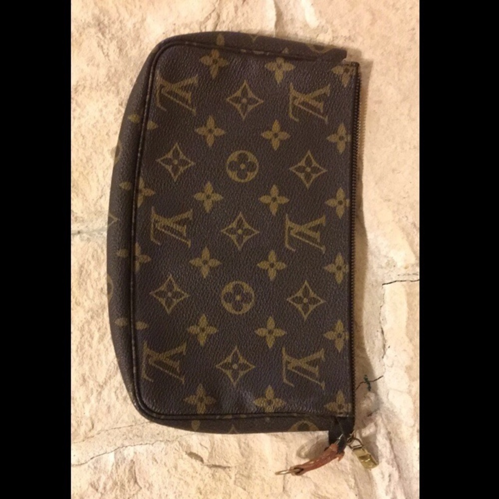 Authentic Louis Vuitton Monogram Pochette